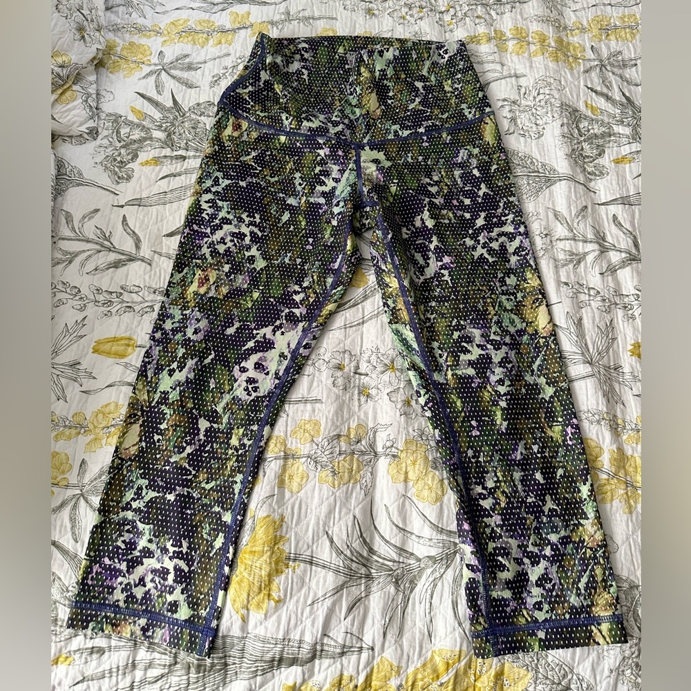Like New Lululemon “Wunder Under” Crop Leggings